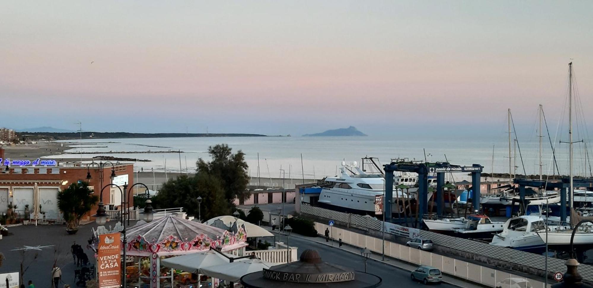 Spazioso Appartamento Sul Lungomare Di Nettuno Eksteriør billede